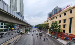 Hình ảnh khác lạ tại ‘điểm đen’ ngập úng Hà Nội sau trận mưa rả rích nhiều ngày.