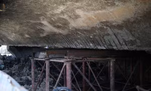 Bộ giàn giáo được lắp đặt dưới dầm cầu Vĩnh Tuy sau vụ cháy bãi xe
