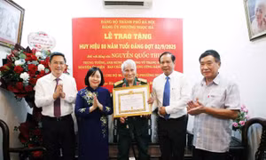 Lãnh đạo TP Hà Nội trao Huy hiệu Đảng cho các đảng viên lão thành