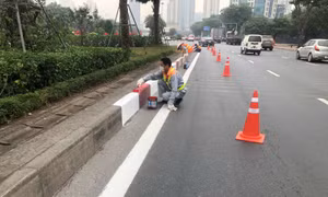 Hà Nội "khoác áo mới" hàng loạt tuyến phố phục vụ Đại hội XIV của Đảng