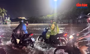 Hà Nội ghi nhận 8 điểm ngập sau trận mưa lớn tối 27/8.