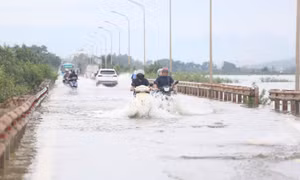 Hà Nội phân luồng tổ chức giao thông tại các vị trí bị ngập úng trên địa bàn 4 xã