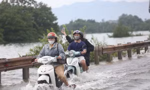 Một số tuyến đê ở ngoại thành Hà Nội bị nước tràn qua từ sáng 25/8.