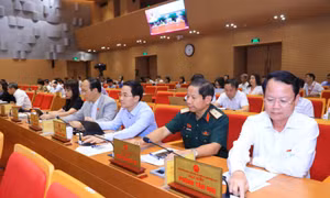 Đại biểu HĐND TP Hà Nội bấm nút thông qua nghị quyết.