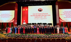 Lãnh đạo, nguyên lãnh đạo Đảng, Nhà nước với các đại biểu Đại hội đại biểu Đại hội đại biểu Đảng bộ thành phố Hà Nội lần thứ XVIII. Ảnh: Viết Thành