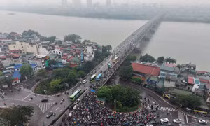 Cầu Chương Dương kẹt cứng sau khi Hà Nội cấm xe qua cầu Long Biên
