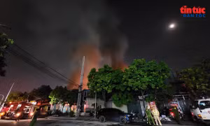 Hà Nội: Cháy lớn thiêu rụi nhiều nhà xưởng trong thôn Triều Khúc.
