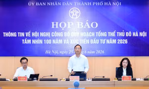 Chánh Văn phòng UBND TP Hà Nội Nguyễn Tiến Thiết trả lời câu hỏi liên quan đến cụ bà 97 tuổi ở phường Ngọc Hà.