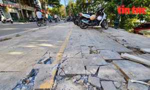Tuyến vỉa hè trên đường Nguyễn Đình Chiểu đang được cải tạo.