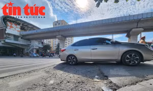 Người dân Hà Nội khốn khổ vì mặt đường đầy "ổ gà"