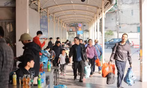 Người dân 'tay xách nách mang' đổ về Thủ đô sau kỳ nghỉ Tết Dương lịch