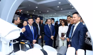 Lãnh đạo TP Hà Nội cùng các đại biểu tham dự lễ ra mắt chợ chuyển đổi số và sàn giao dịch công nghệ.