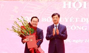 Bí thư Thành ủy Hà Nội Nguyễn Duy Ngọc tặng hoa chúc mừng ông Nguyễn Đức Trung.