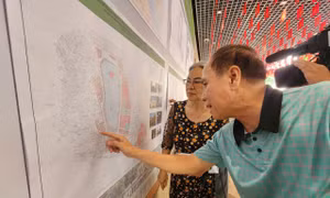 Người dân Thủ đô "soi" thiết kế công trình dự kiến tại hồ Hoàn Kiếm.