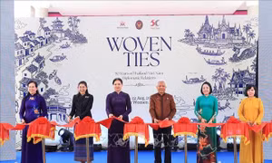 Chủ tịch Quốc hội Thái Lan dự khai mạc Triển lãm ‘Đan kết hữu nghị: Tôn vinh 50 năm quan hệ ngoại giao Việt Nam - Thái Lan’