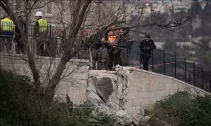 Jerusalem trúng tên lửa - Israel tuyên bố phá hủy hoặc vô hiệu hóa hơn 300 bệ phóng tên lửa của Iran