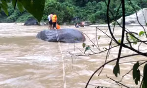 Cứu sống 3 người dân mắc kẹt giữa dòng nước lũ
