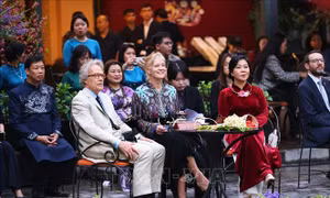 Phu nhân Tổng Bí thư và Công tước xứ Richmond cùng Phu nhân tham quan Bảo tàng Mỹ thuật Việt Nam