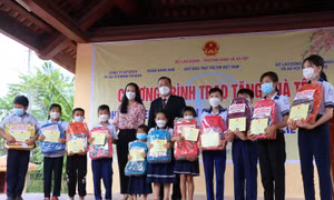 SHB hỗ trợ hộ nghèo, gia đình chính sách khó khăn và trẻ em có hoàn cảnh đặc biệt tại tỉnh Bến Tre