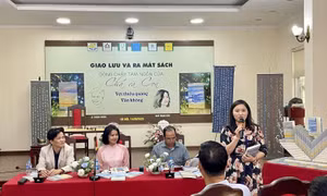 'Dòng chảy tâm ngôn của cha và con' trong hai tập thơ vừa ra mắt