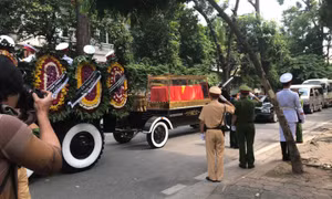 Đoàn xe tang đưa nguyên Tổng Bí thư Đỗ Mười về qua tư gia