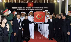 Tổng Bí thư Nguyễn Phú Trọng, Chủ tịch Quốc hội Nguyễn Thị Kim Ngân đưa linh cữu Chủ tịch nước Trần Đại Quang ra xe tang
