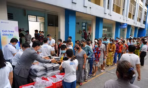 Tặng 1.100 suất cơm cho bệnh nhi và người nhà tại Bệnh viện Nhi đồng 1