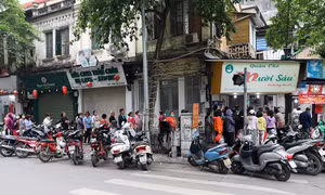 Xếp hàng cả giờ đồng hồ chờ mua bánh trôi, bánh chay cúng ngày Tết Hàn thực