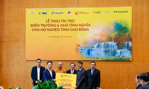 ‘Bầu Hiển’ ủng hộ 5 tỷ đồng xây điểm trường và nhà tình nghĩa cho người nghèo tỉnh Cao Bằng