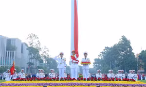 Trào dâng lòng yêu nước trong lễ chào cờ đặc biệt sáng 2/9