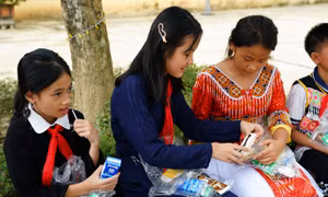 Vinamilk cùng trẻ em vùng khó khăn, sau bão lũ vui đón Trung thu