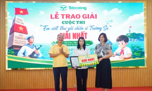 133 lá thư gửi Trường Sa: Cùng Tiến Nông gieo những mầm xanh yêu thương 
