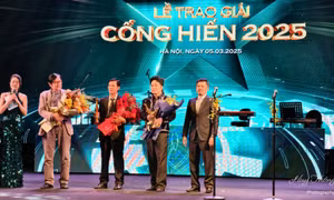 Lễ trao Giải thưởng Cống hiến 2025: Cảm động những tấm Kỷ niệm chương tri ân chặng đường 20 năm