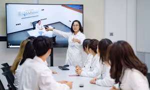 Điều dưỡng viên - 'Superman' đời thực và phần thưởng không mua được bằng tiền