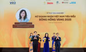 Tổng Giám đốc SHB Ngô Thu Hà được vinh danh 'Nữ doanh nhân Việt Nam tiêu biểu - Bông hồng vàng' năm 2025