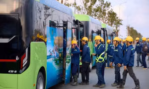Những chuyến xe buýt điện đầu tiên đưa công nhân VinCons đến công trường Cần Giờ
