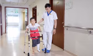 Vinmec lần đầu thay toàn bộ xương đùi cho bệnh nhi ung thư nhỏ tuổi nhất thế giới