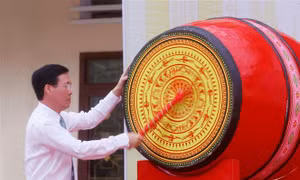Chủ tịch nước Võ Văn Thưởng đánh trống khai giảng năm học mới tại Gia Lai