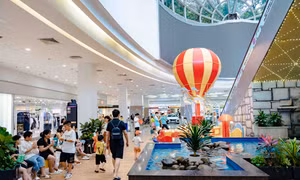 Người dân ùn ùn kéo tới TTTM vui chơi, mua sắm dịp nghỉ lễ 30/4 – 1/5