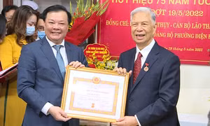 Nguyên Phó Chủ tịch Quốc hội Đặng Quân Thụy nhận Huy hiệu 75 năm tuổi Đảng