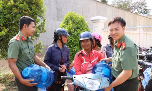 Tích cực hỗ trợ cấp nước cho người dân vùng hạn mặn