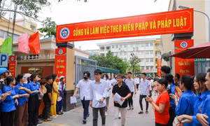 Nhiều thí sinh phấn khởi sau môn thi Ngữ văn đầu tiên