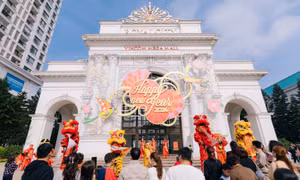 Hàng vạn người dân đổ về các TTTM Vincom khai xuân Giáp Thìn 