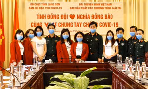 Dịch COVID-19: Trao tặng khẩu trang, nước sát khuẩn cho Bộ Chỉ huy quân sự tỉnh Lạng Sơn