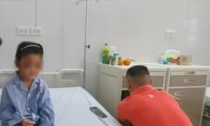 Dùng thước kẻ gõ đầu học sinh, nữ giáo viên bị đình chỉ giảng dạy