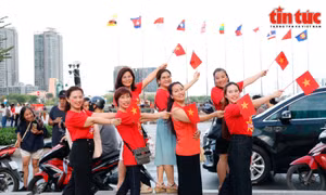 TP Hồ Chí Minh rực rỡ sắc cờ, nhộn nhịp dòng người ‘check-in’ chào mừng đại lễ 30/4 