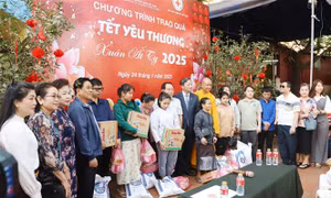 Người Việt tại Lào trao quà Tết cho bà con khuyết tật và gặp khó khăn