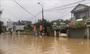 Điện Biên: Đường hóa sông sâu sau mưa lớn trong đêm