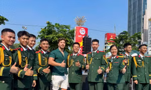 Người dân háo hức chờ đón các khối lực lượng diễu binh giao lưu sau nghi thức lễ 