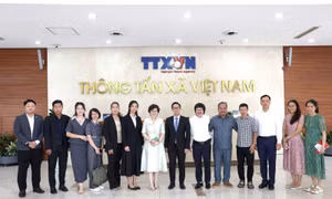 Đoàn nhà báo Campuchia thăm và làm việc tại báo Tin tức và Dân tộc.